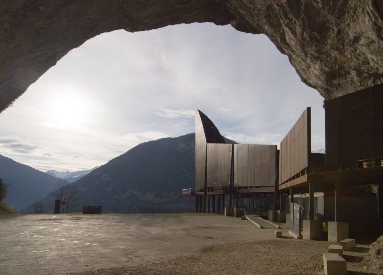 Porche de la grotte de Niaux